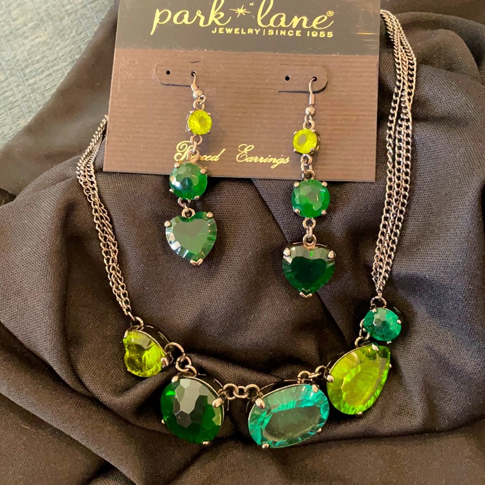 Jewel necklace with earrings